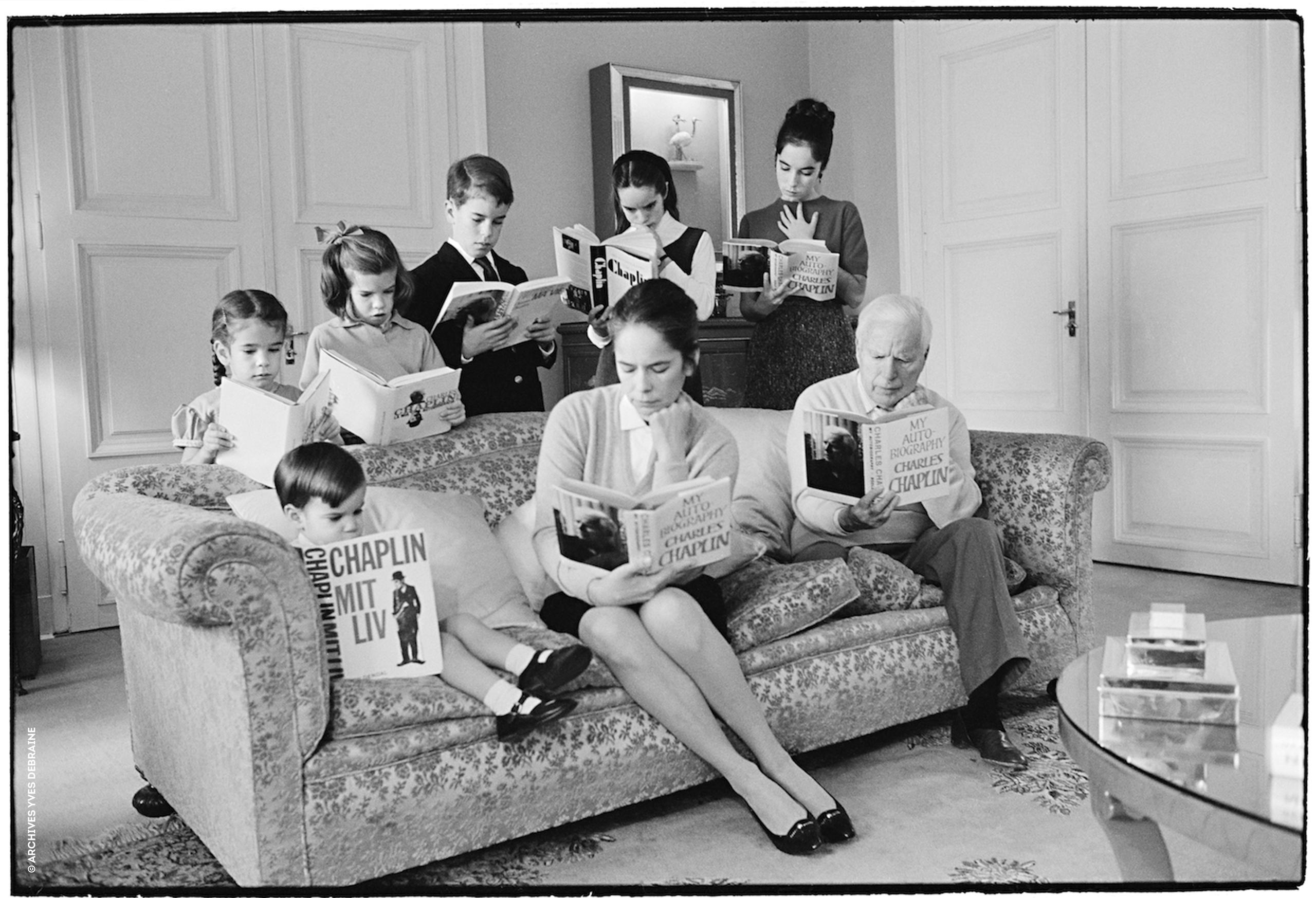 La familia Chaplin posa con libros ebn las manos