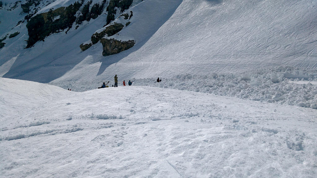 equipe de resgate na neve