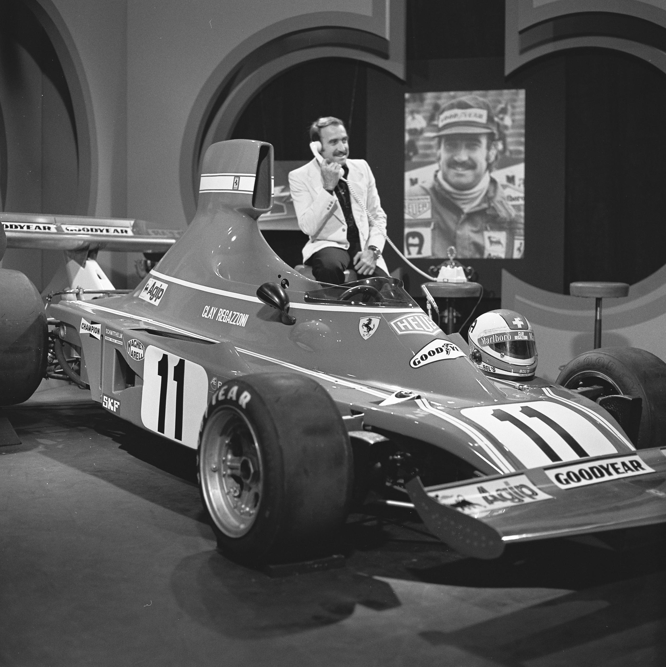 Regazzoni sedutosul bordo dell abitacolo di una monoposto parla al telefono