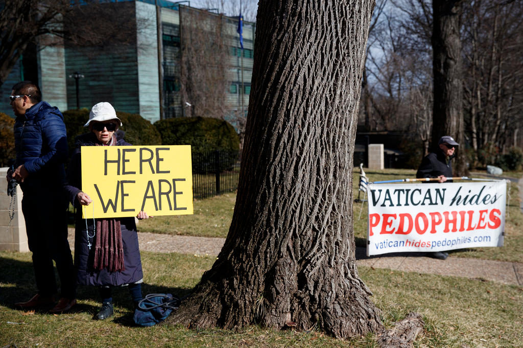 Il Vaticano nasconde i pedofili, questo un cartello davanti alla nunziatura apostolica di Washington.
