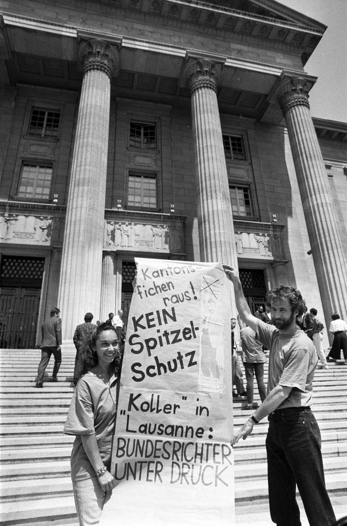 Des manifestants en 1990 devant le Tribunal fédéral
