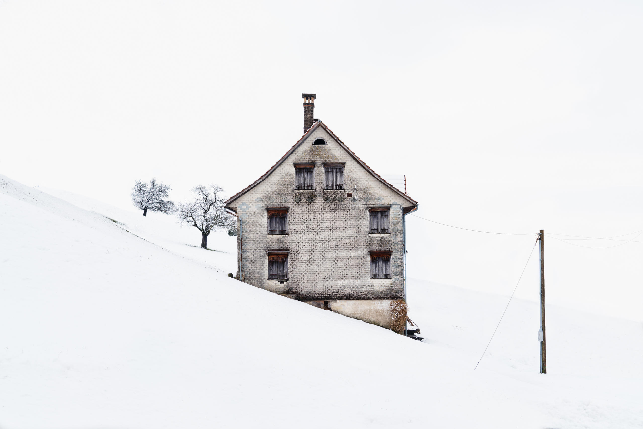 Chalé en una pendiente nevada