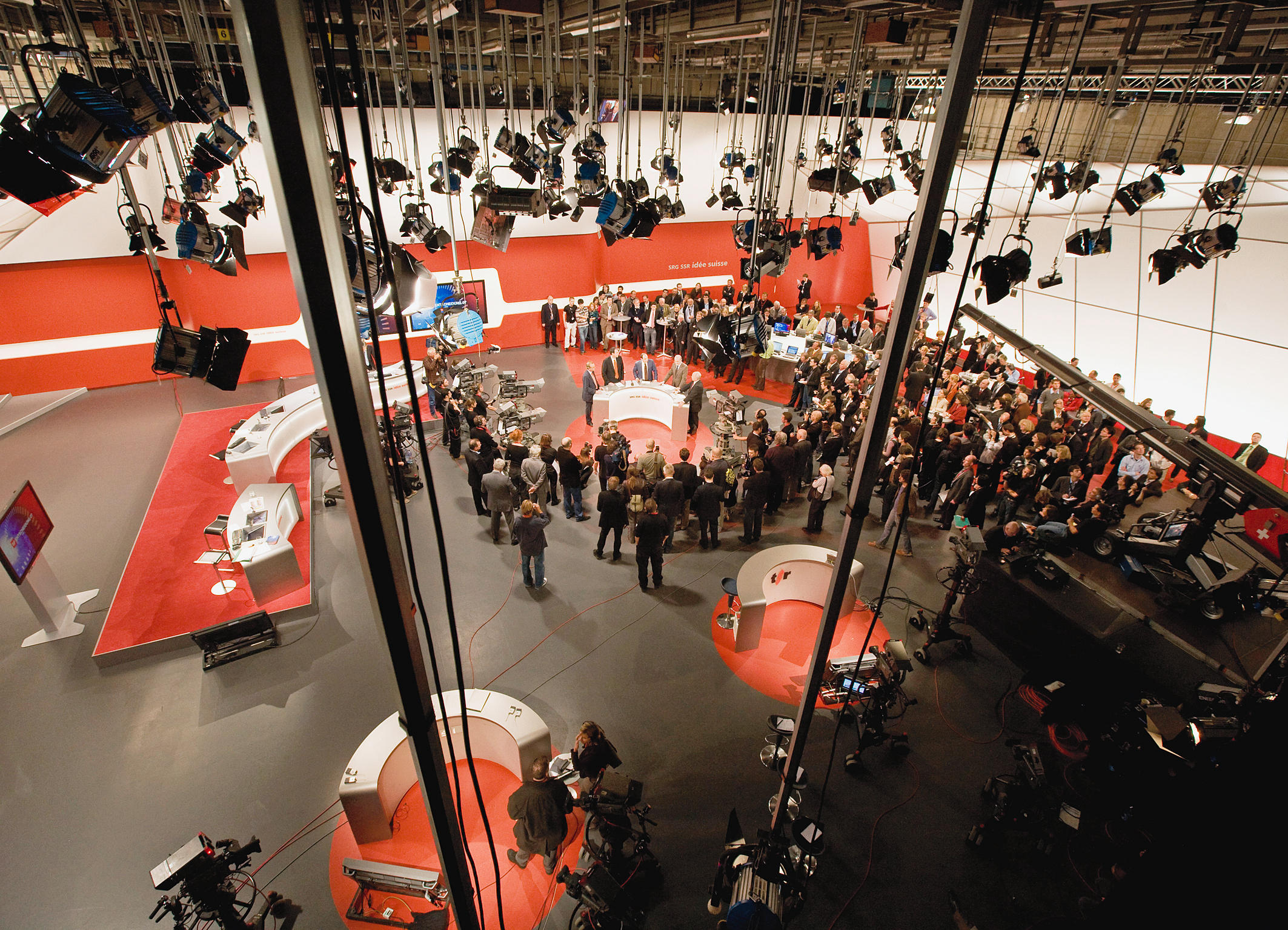 Blick von oben in ein vollbesetztes Fernsehstudio.