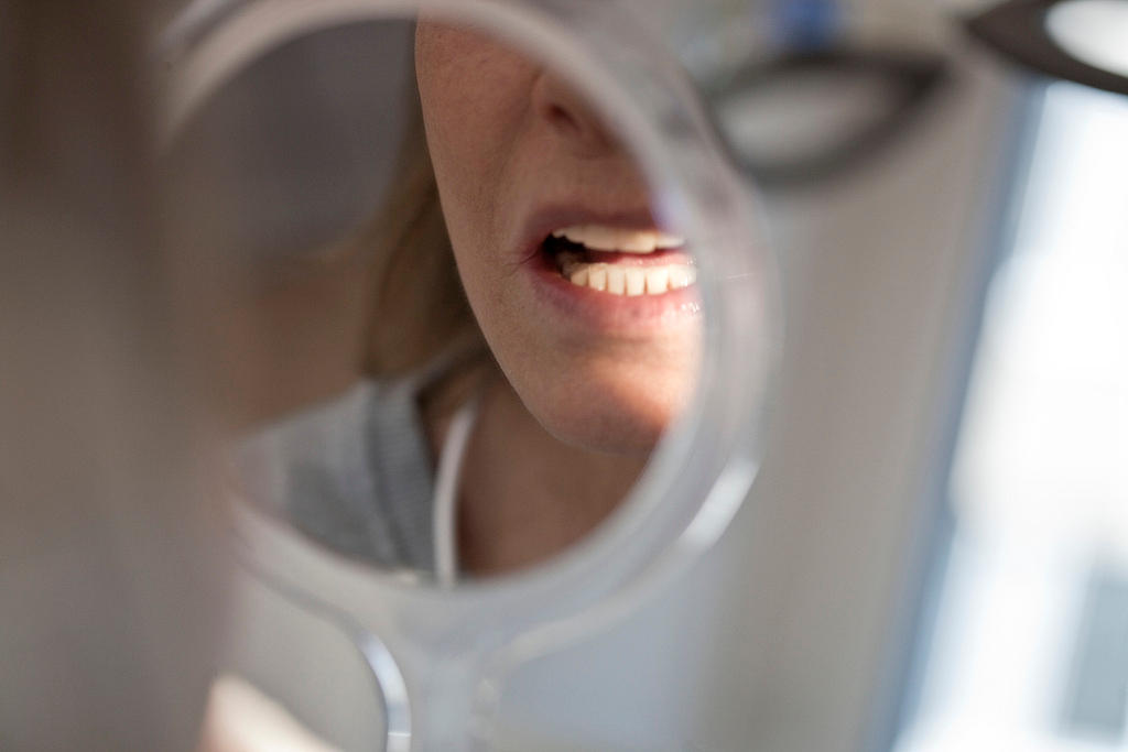 il viso di una persona mentre è sottoposta a un controllo dentistico.