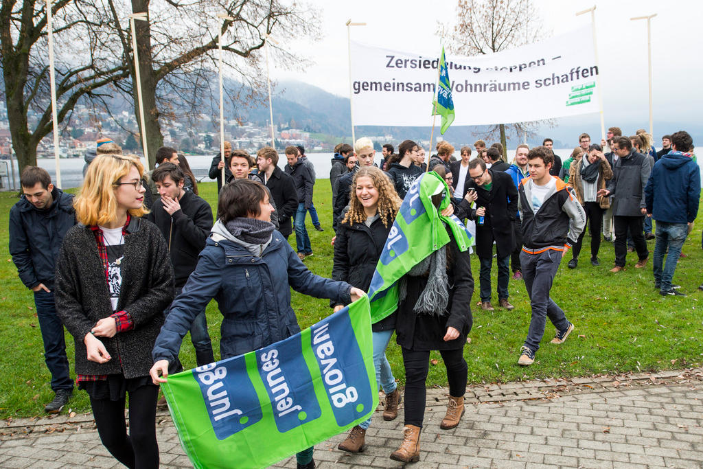 瑞士綠黨青年軍在楚格舉行大會之前做拍攝合影的最後準備工作