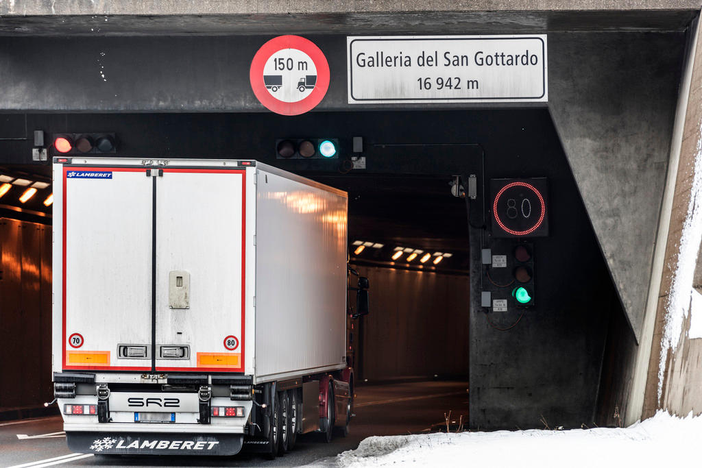 Un trailer ingresa en el túnel del San Gotardo