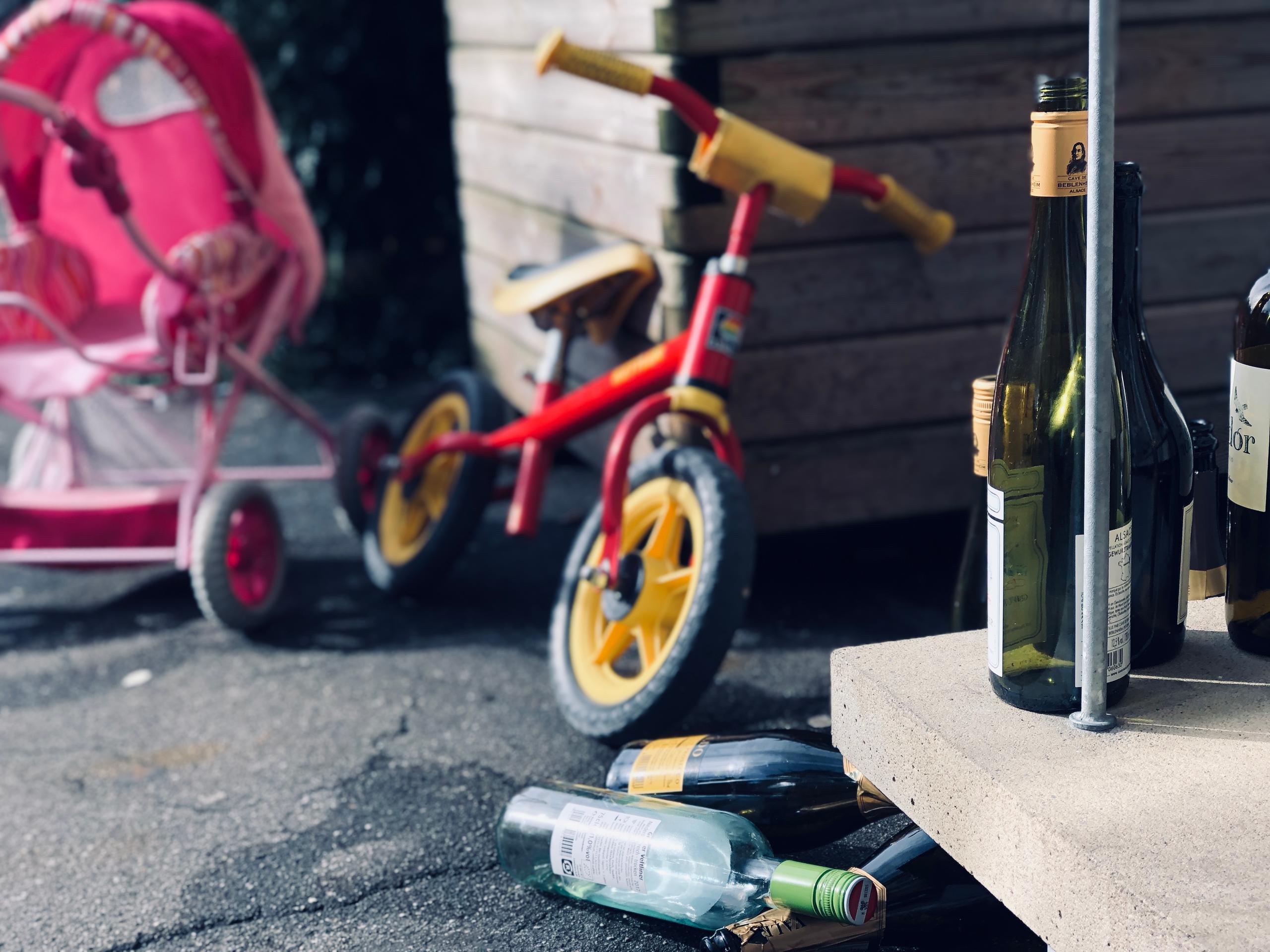 Bici infantil junto a unas botellas
