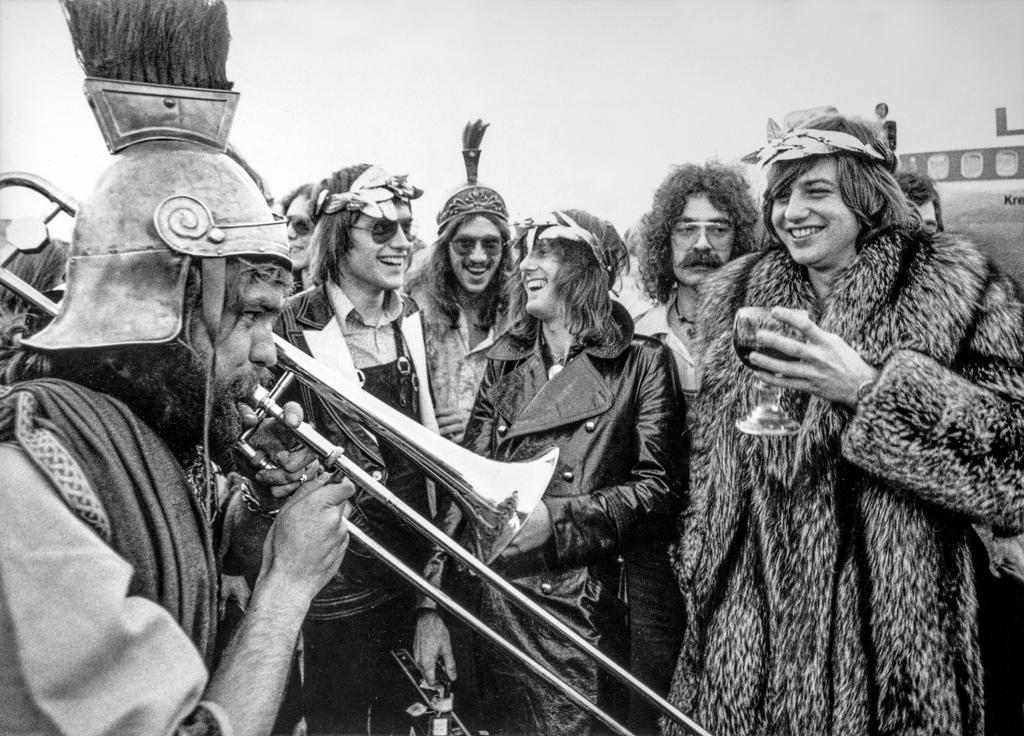 Emerson, Lake & Palmer al loro arrivo all aeroporto di Zurigo nell aprile 1973.