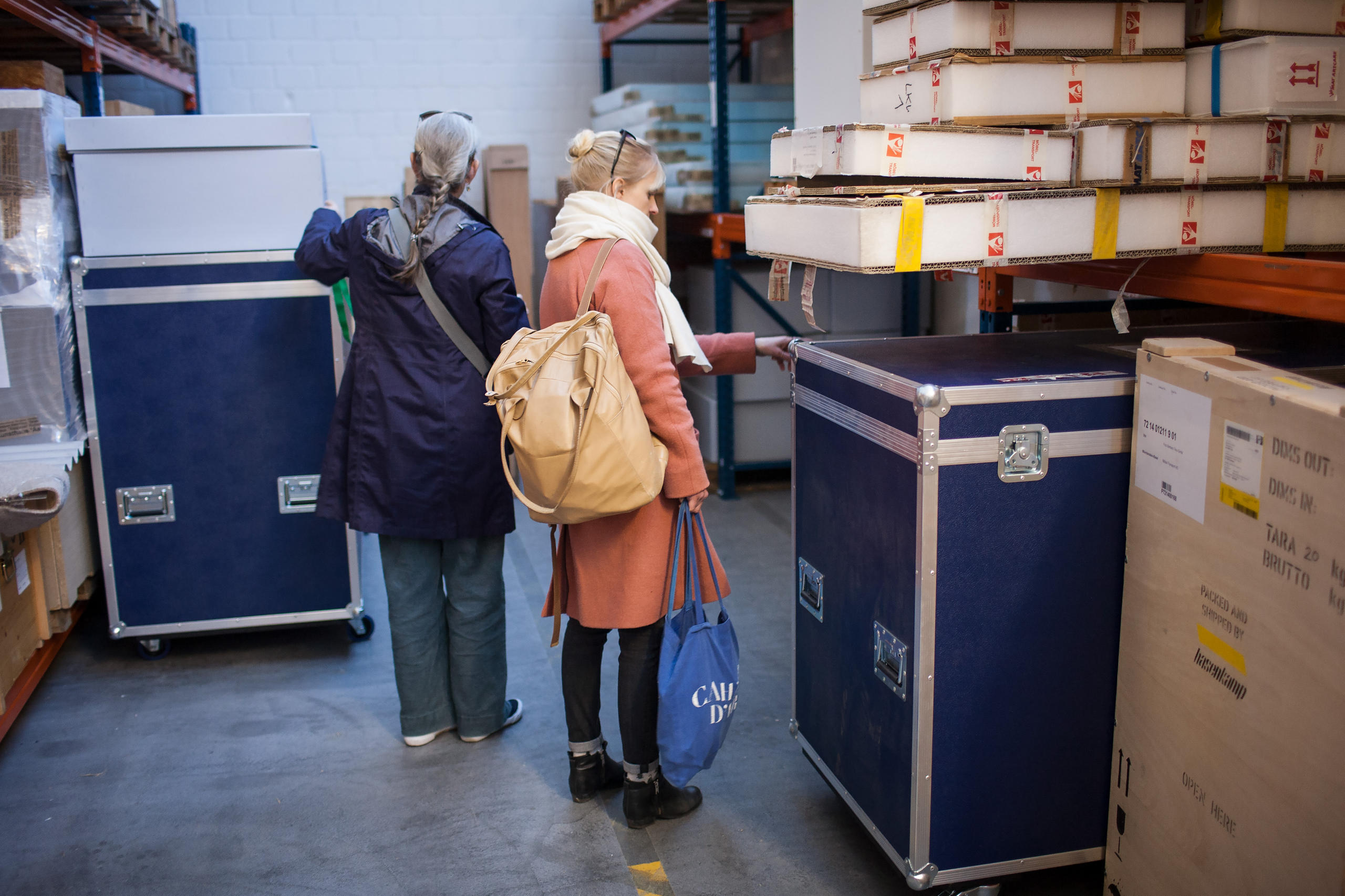 Zwei Frauen im Kunstdepot