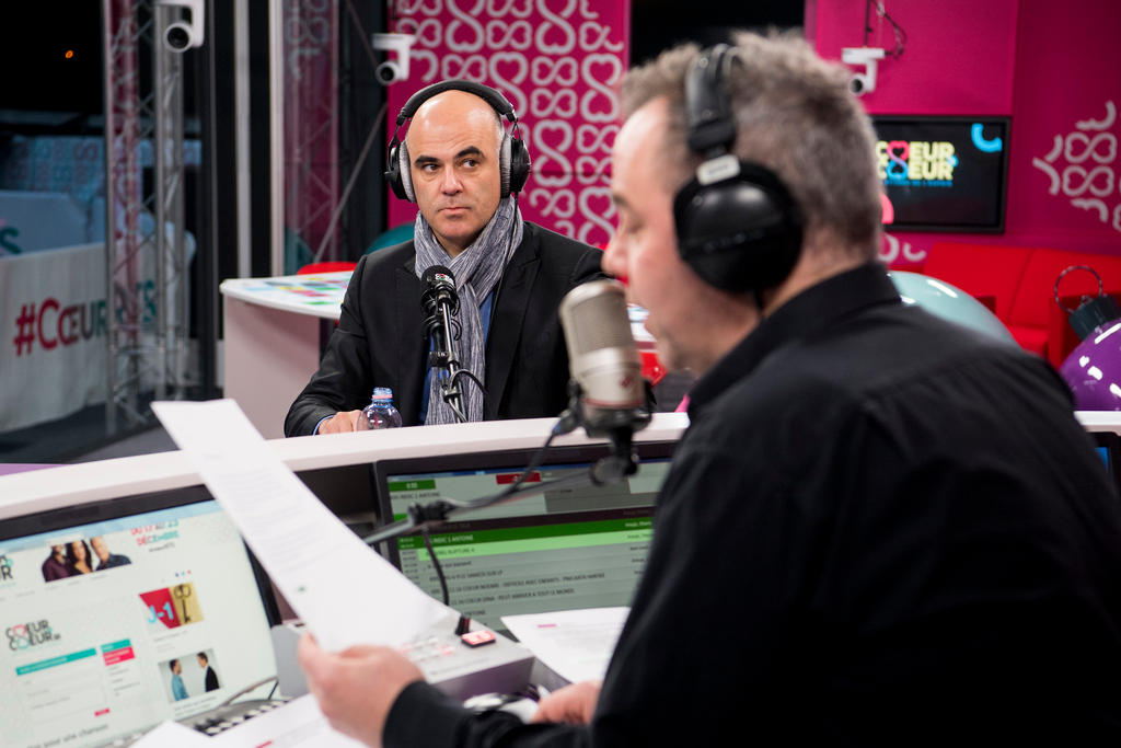 Zwei Männer in einem Radiostudio.