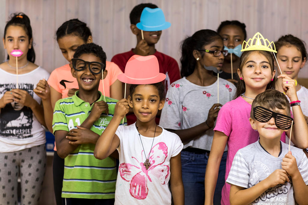 Grupo de pessoas posando para foto