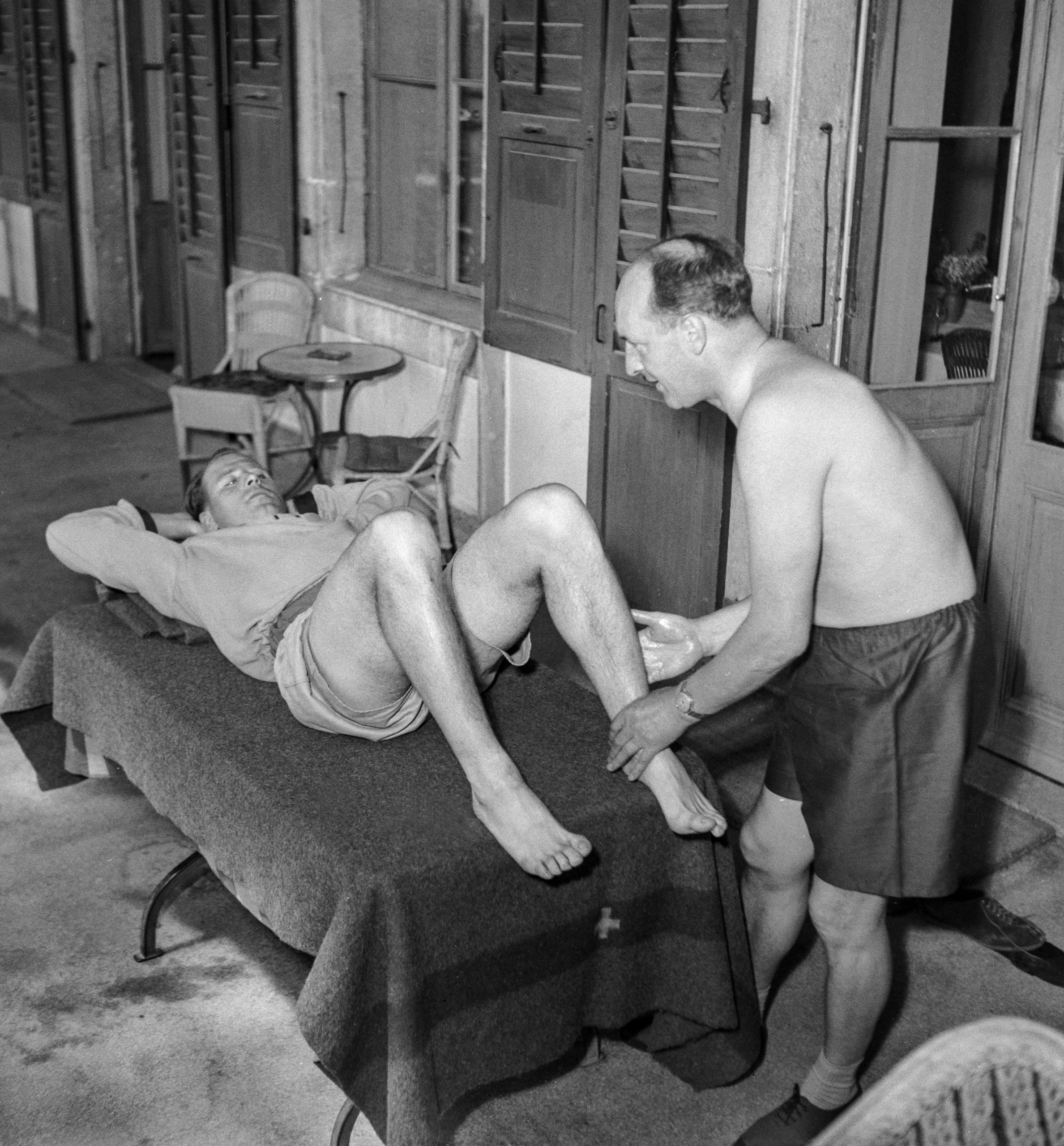 Homem fazendo massagem em outro homem
