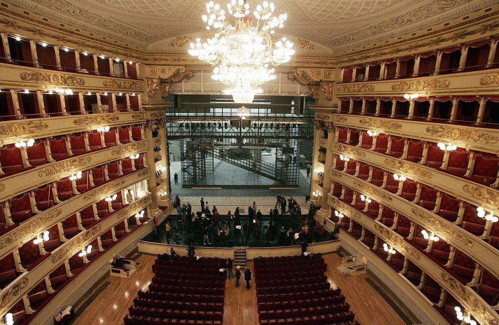 Vista generale dell interno di un teatro all italiana; palchi a sx e dx, palcoscenico e platea al centro; grande lampadario al s