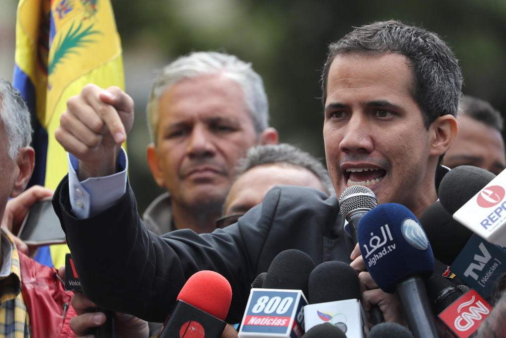 Juan Guaidó se dirige a manifestantes