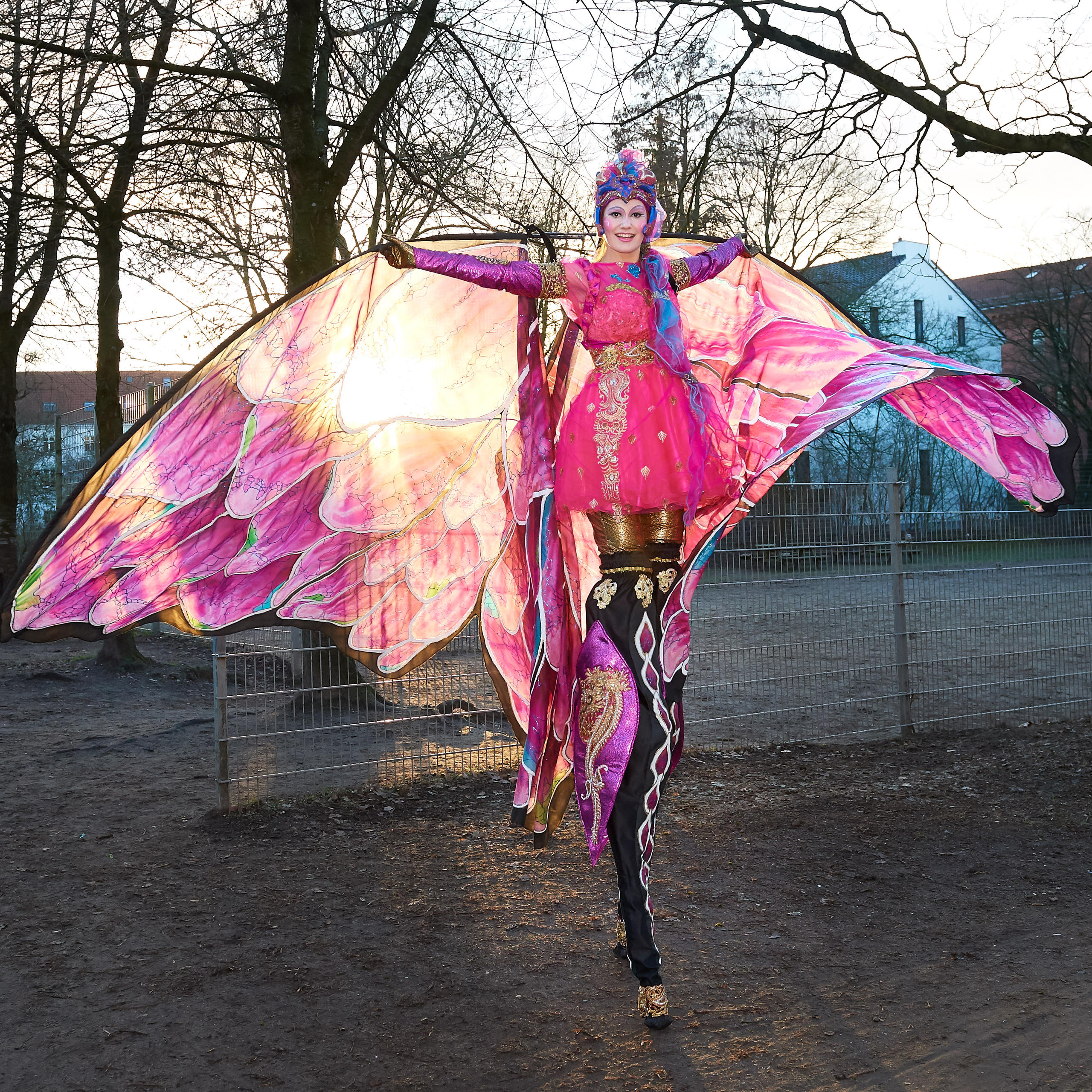 Frau im Schmetterlingskostüm