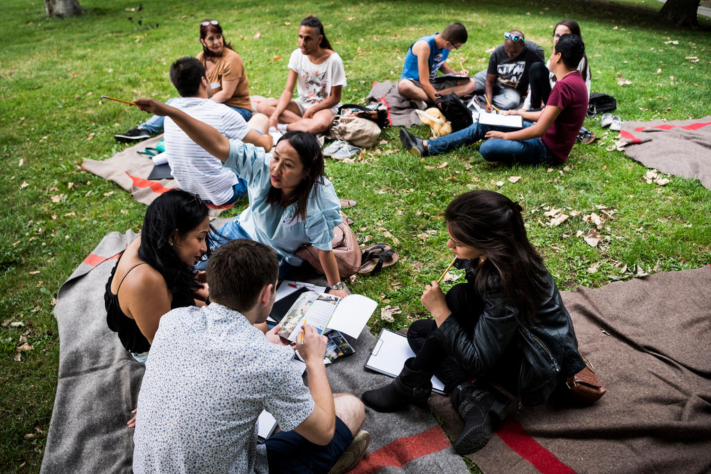 Jeunes gens assis dans l herbe.