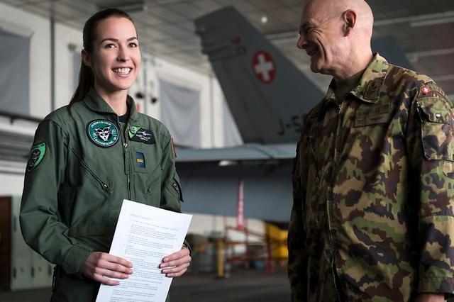 Fanny Chollet con el comandante de la Fuerza Aérea Suiza, Bernhard Müller.