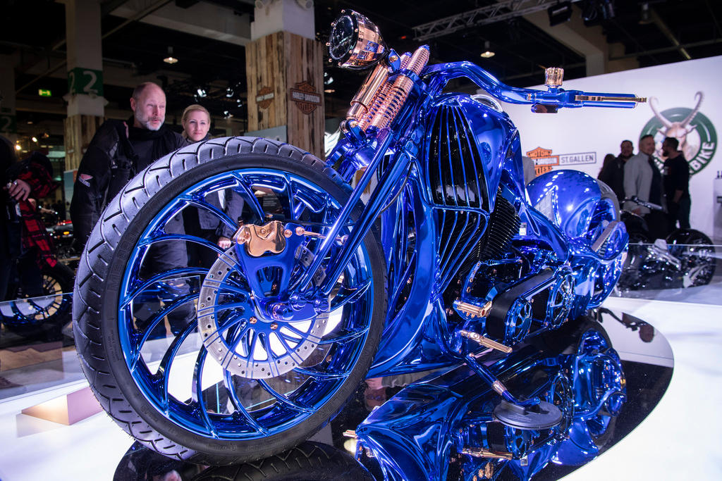 Una moto tutta blu assolutamente incredibile