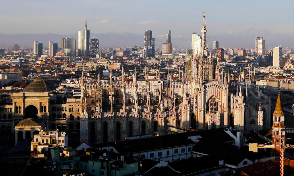 Il centro di Milano visto dall alto con in primo piano di Duomo