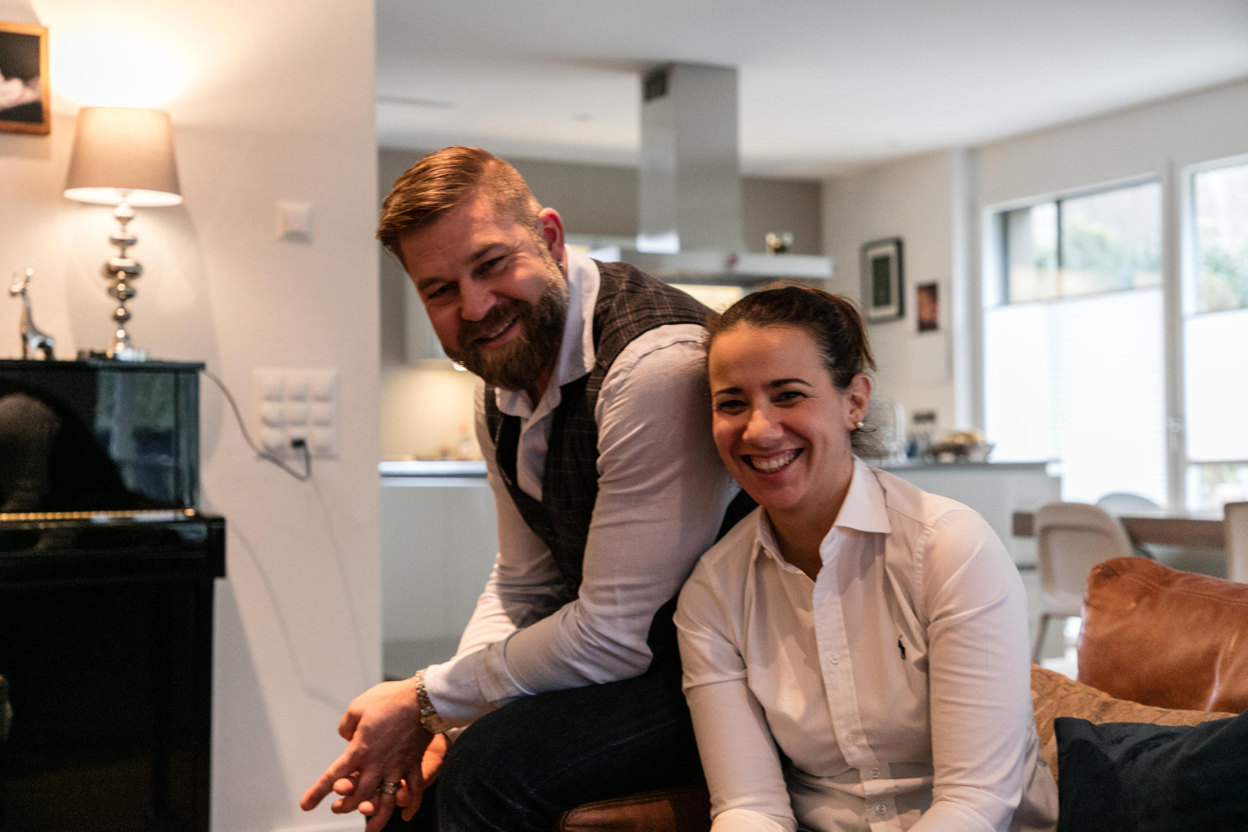 Una pareja sonriente