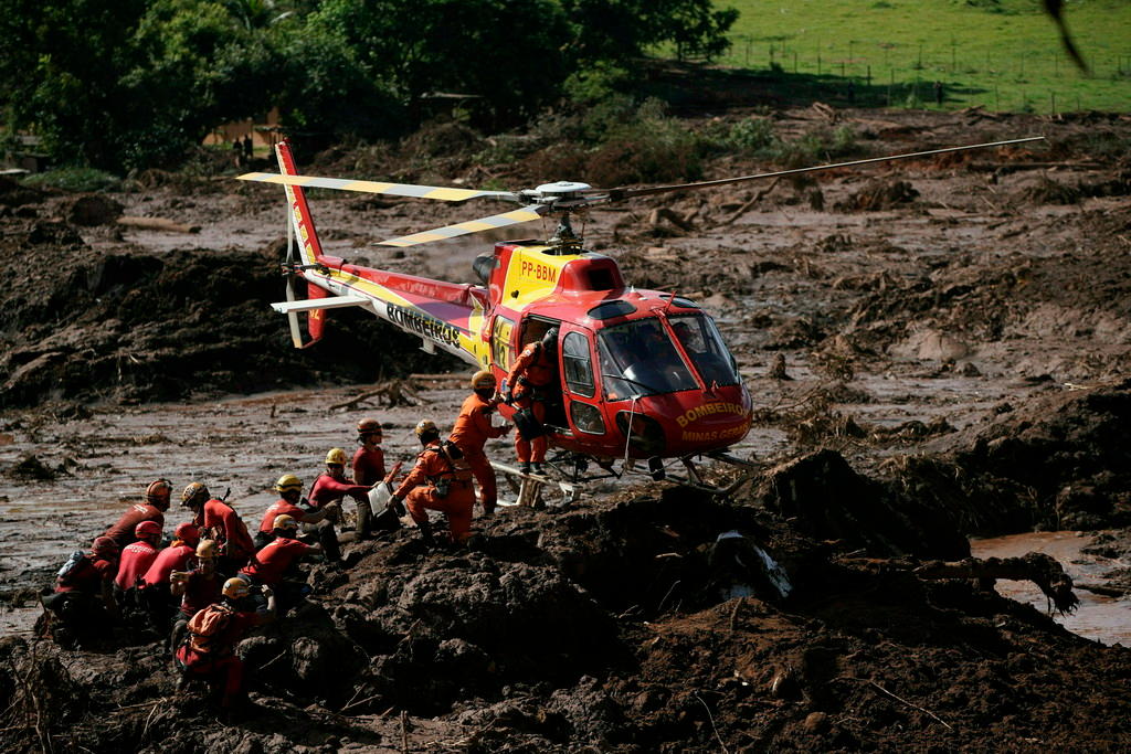 bombeiros resgatam corpos na lama com ajuda de helicóptero