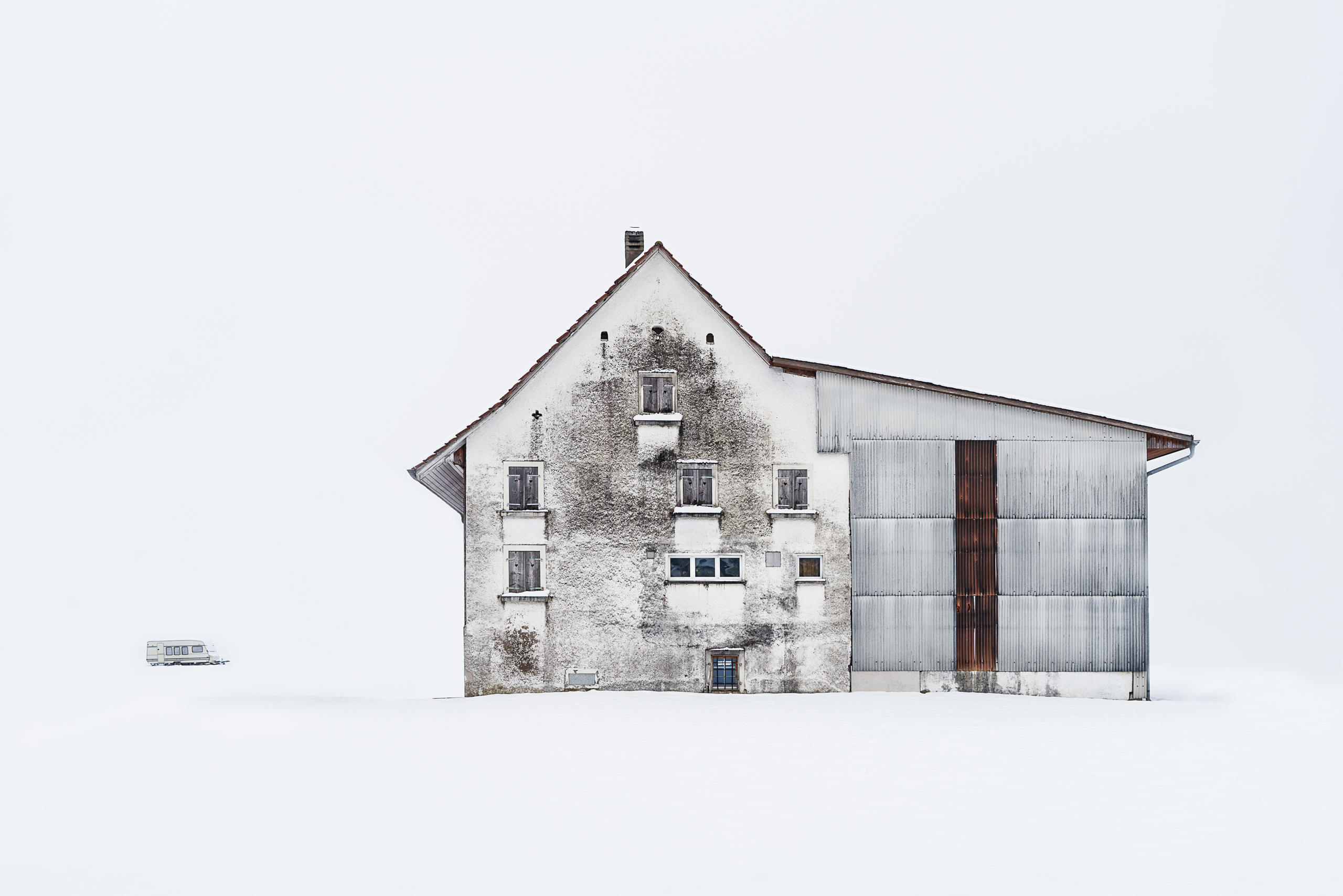 Chalet in grau mit Wohnwagen