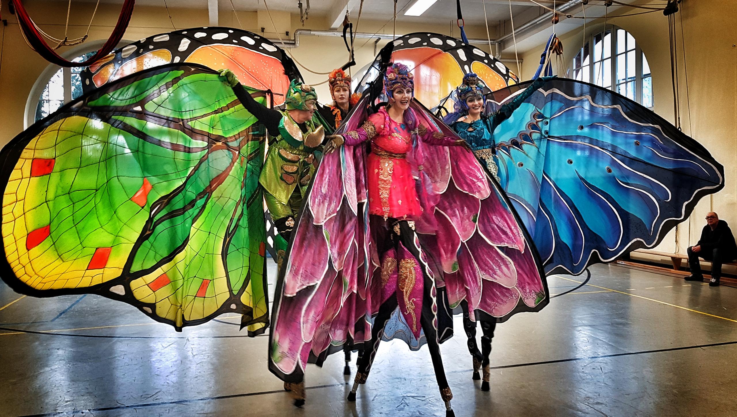 Drei Frauen im Schmetterlingskostüm
