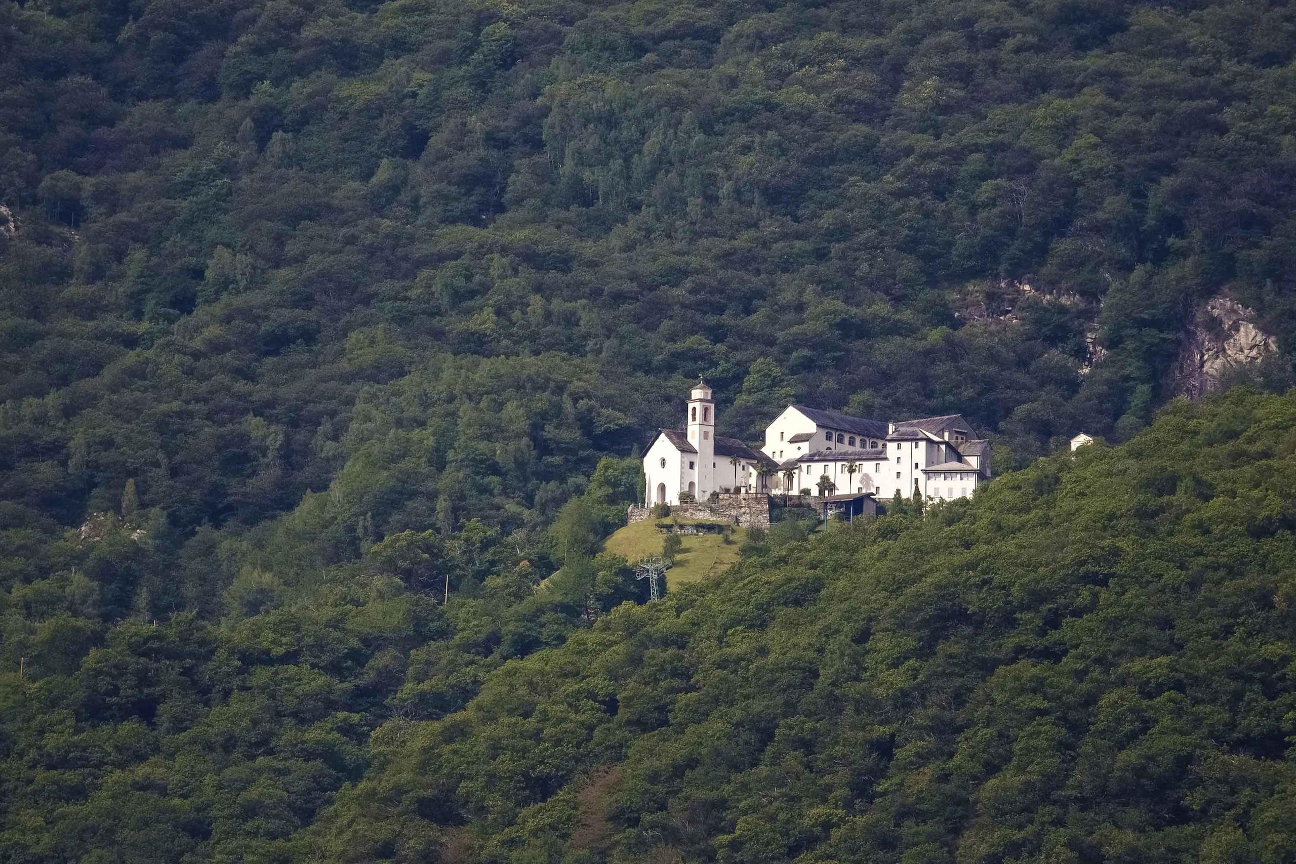 Monastero di Claro visto dal lato opposto della valle