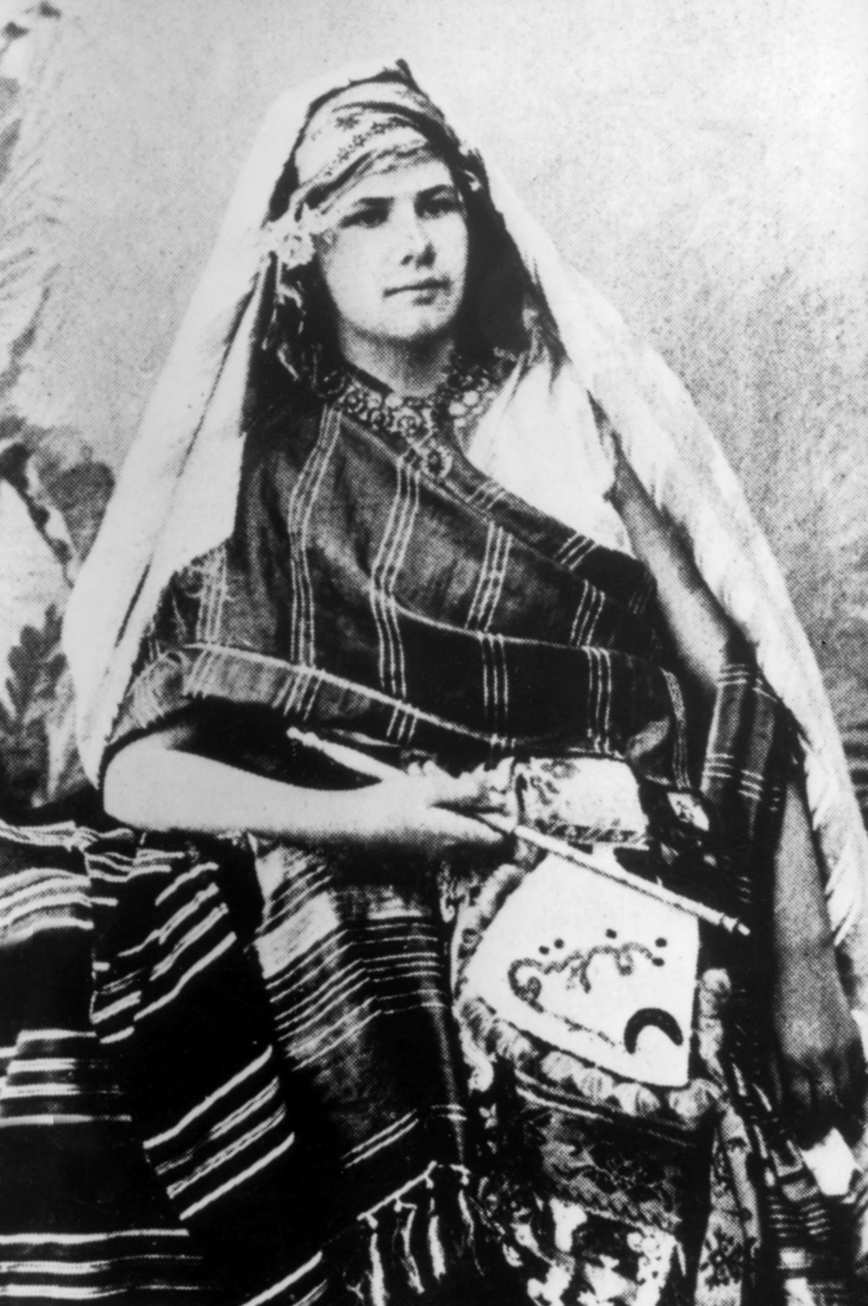 Vieille photo d une femme en costume arabe.