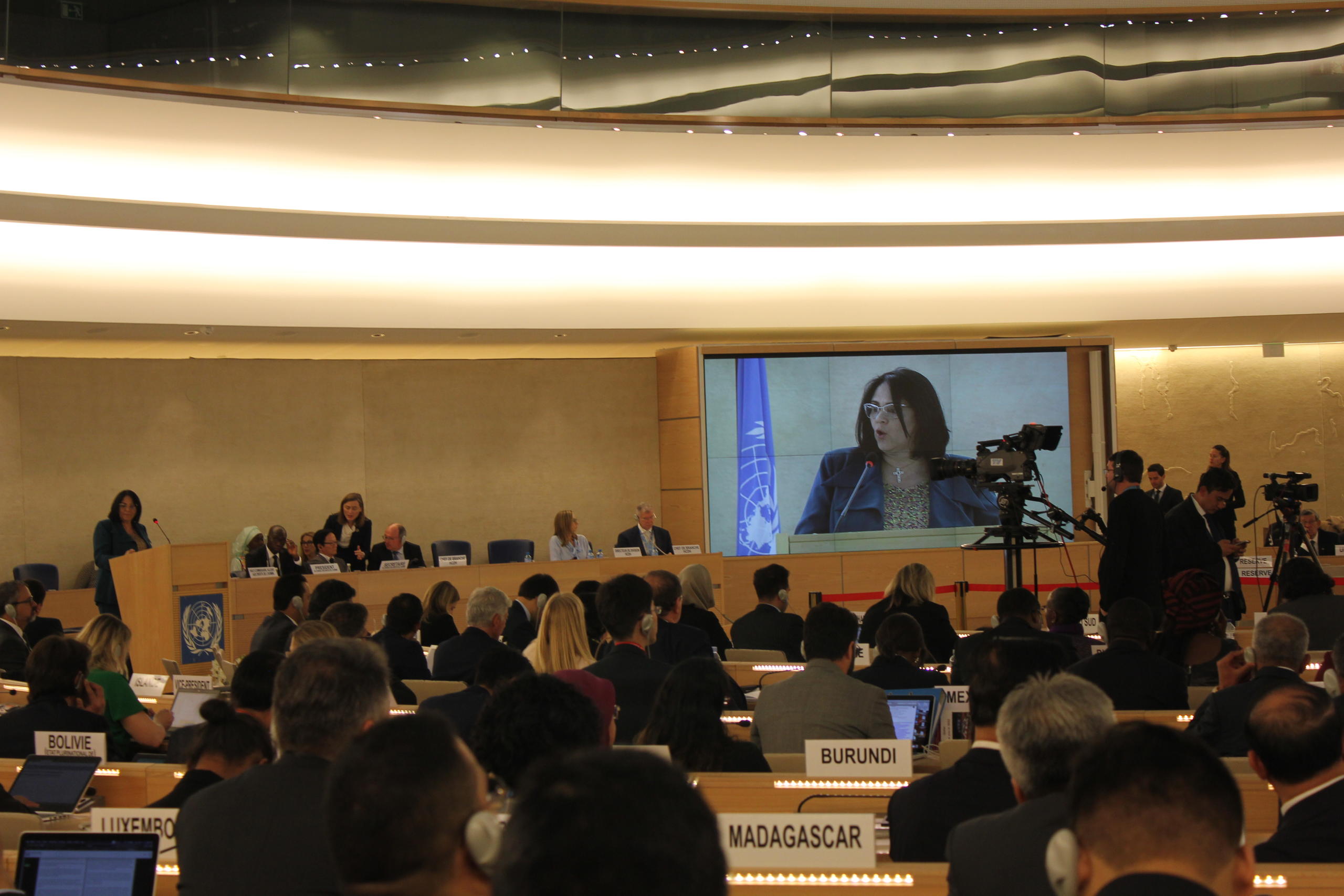 A imagem de Damares Alves projetada em um telão durante os discursos no Conselho de Direitos Humanos da ONU