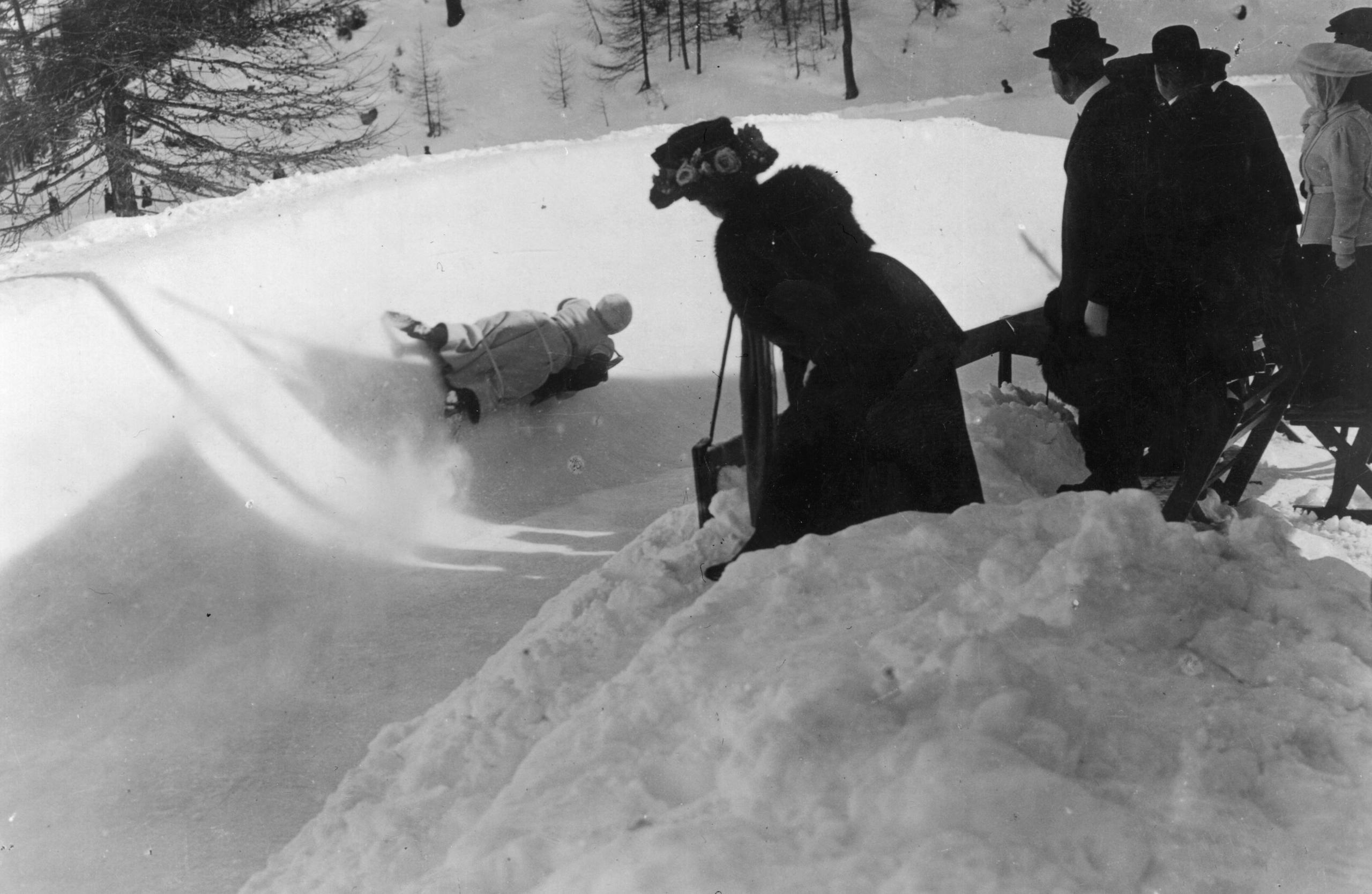 Espectadores assistindo uma mulher descendo a Cresta Run em 1908, Saint Moritz