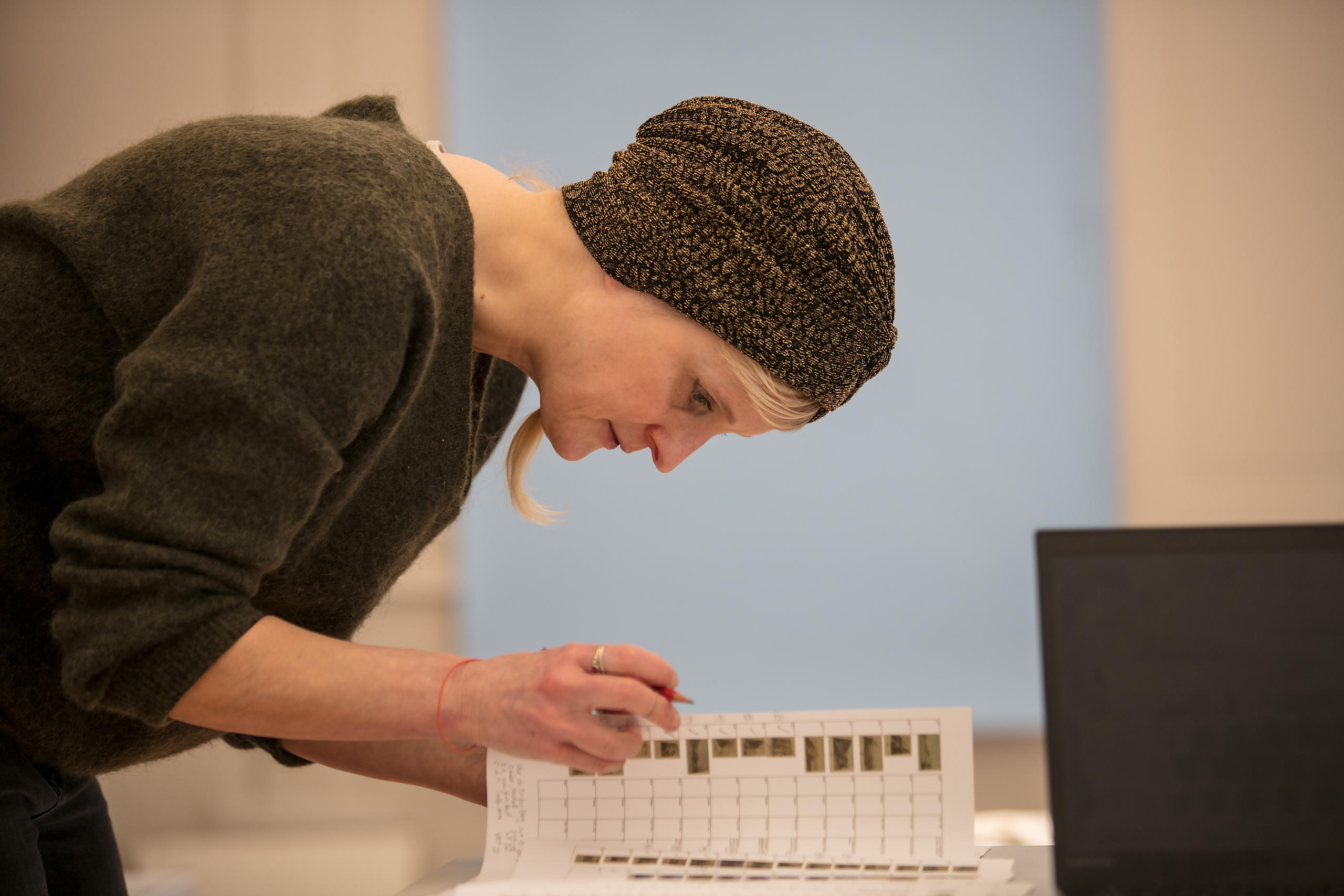 Karolina Elmer checking list of works