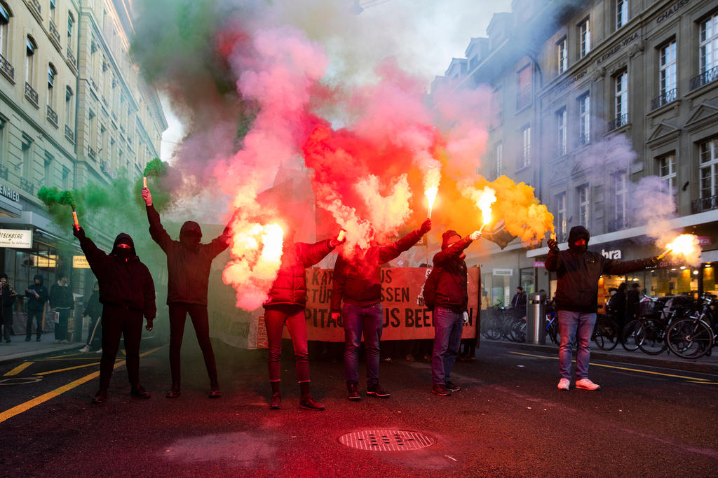 Des manifestants contre le WEF défilent à Berne