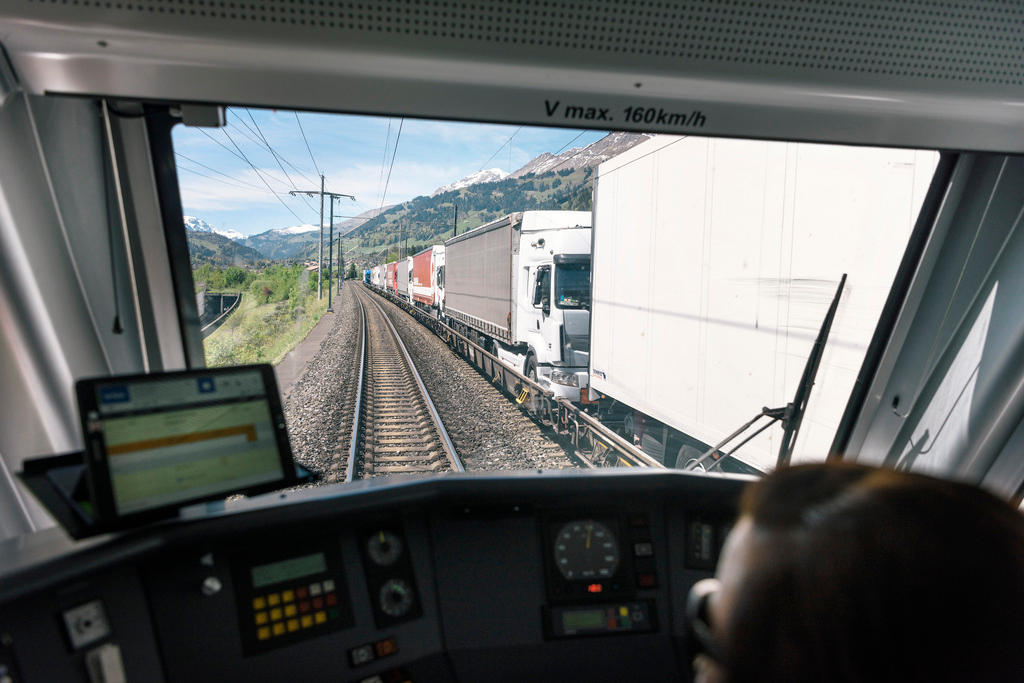 Camions sur des wagons