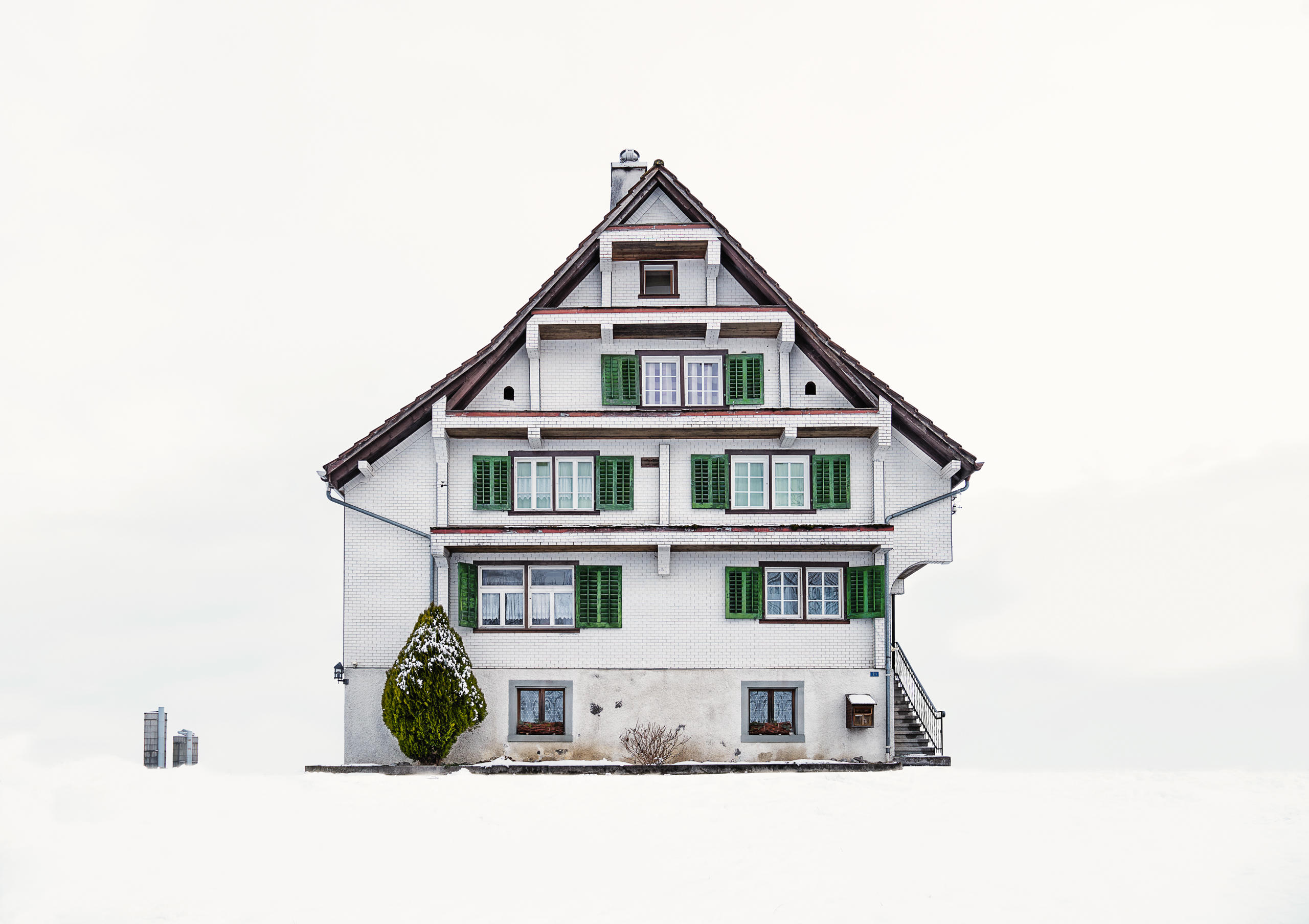 Chalet in weiss im Hintergrund Industrietürme