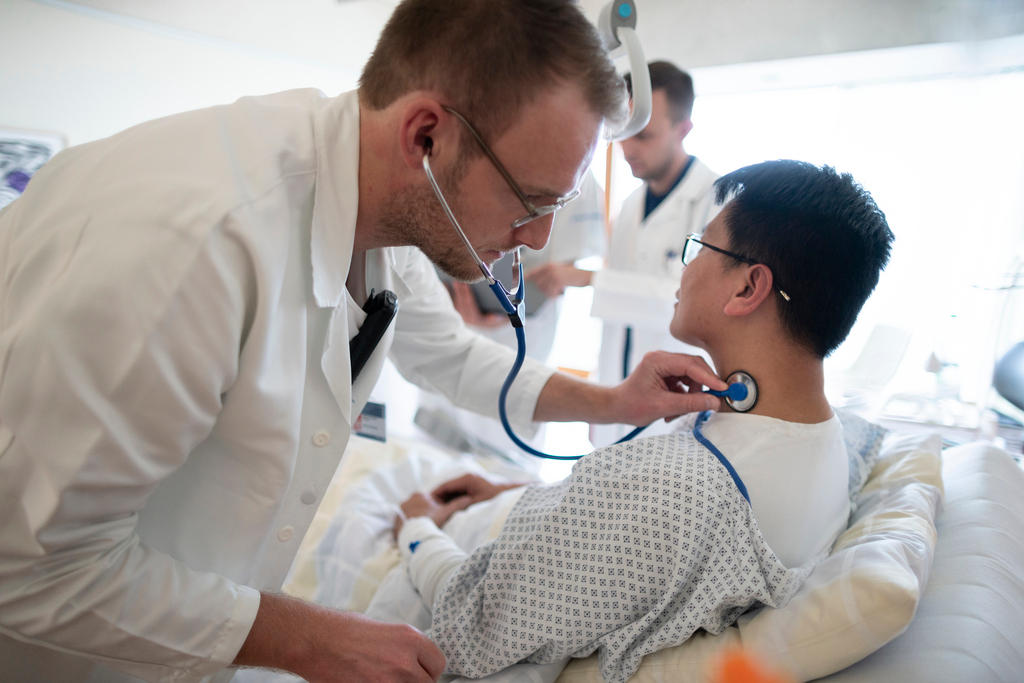 Medico che visita paziente in ospedale