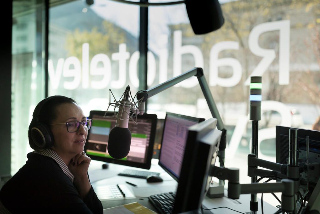 Eine Frau in einem Radiostudio.