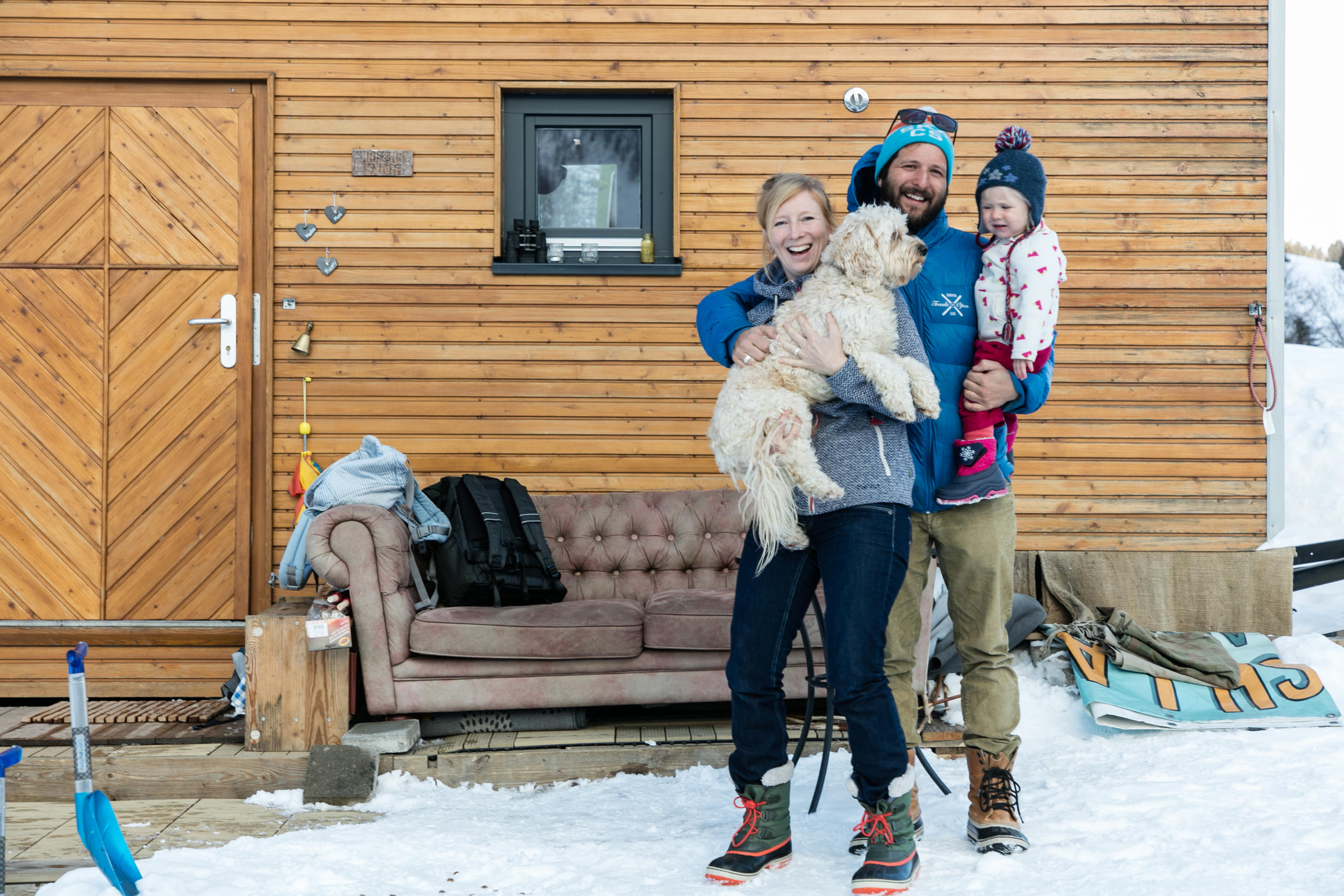 Die Familie vor dem Tiny House