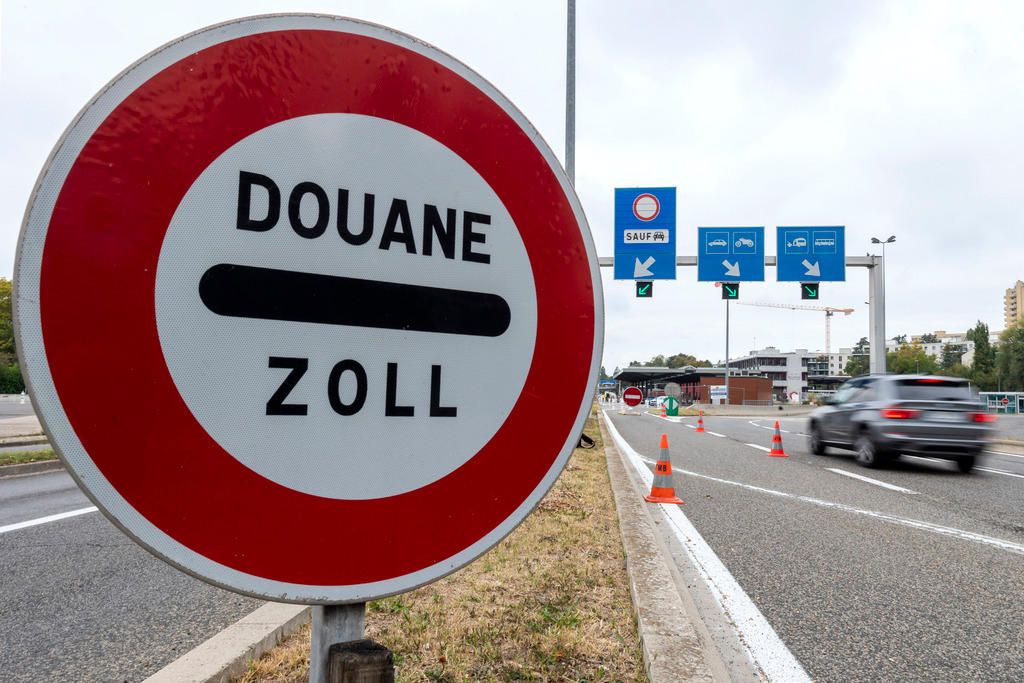 Señal de tráficos Aduana/Stop al borde de una carretera