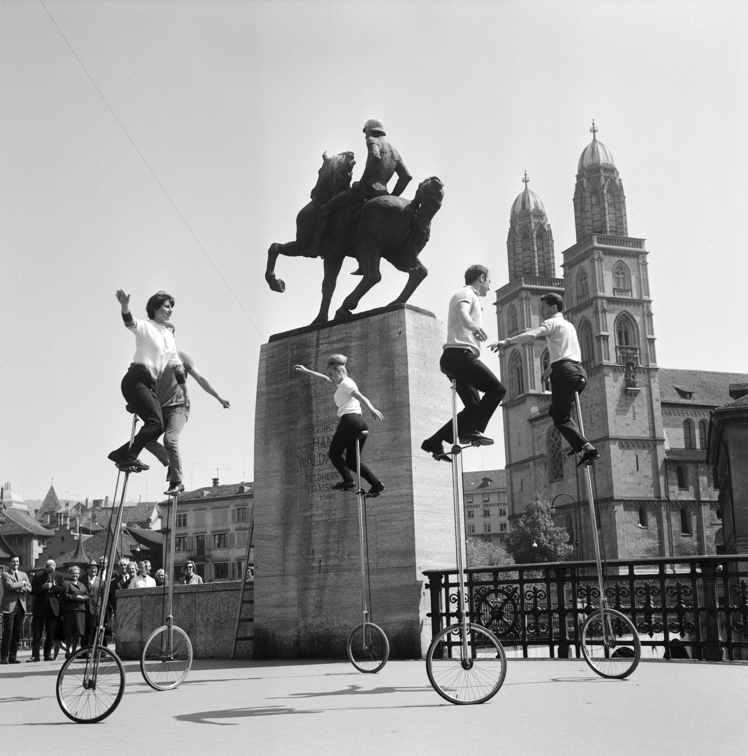 فنانون استعراضيون فوق دراجات عالية جدا بعجلة واحدة