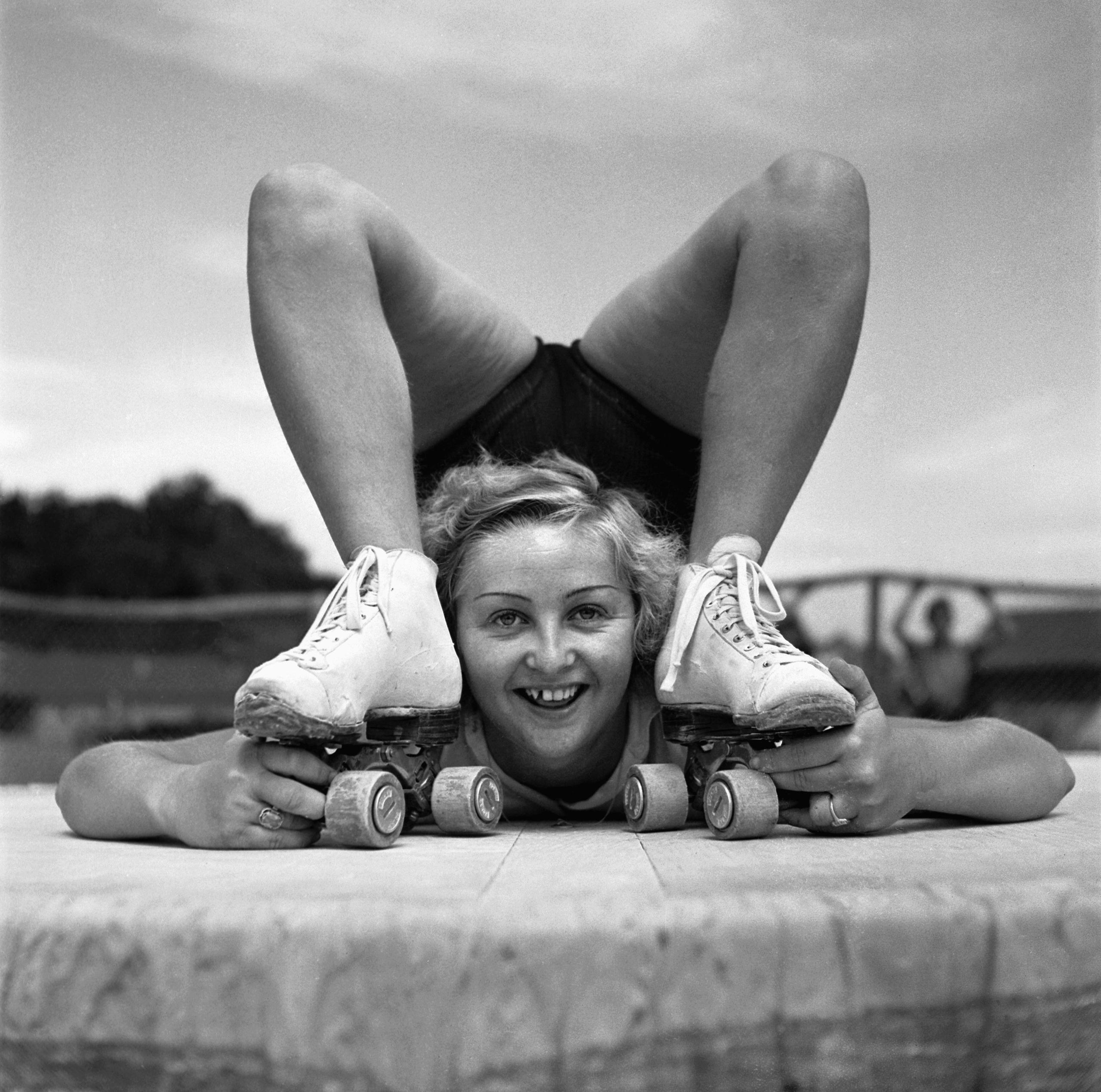 A contortionist on rollerskates