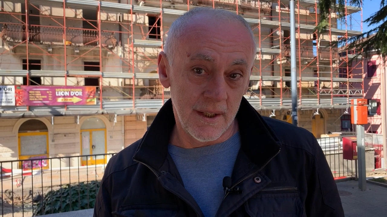 Ein Mann spricht in die Kamera.