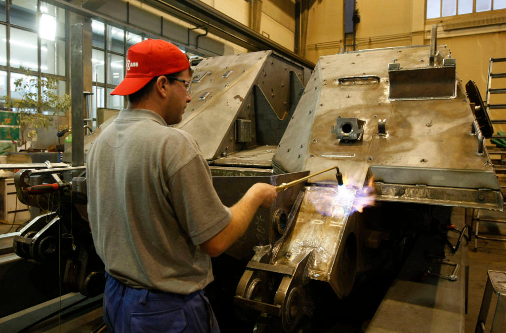 戦車を作る作業員