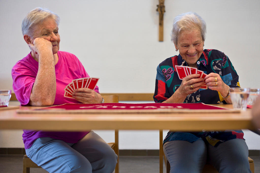Zwei Seniorinnen beim Jassen
