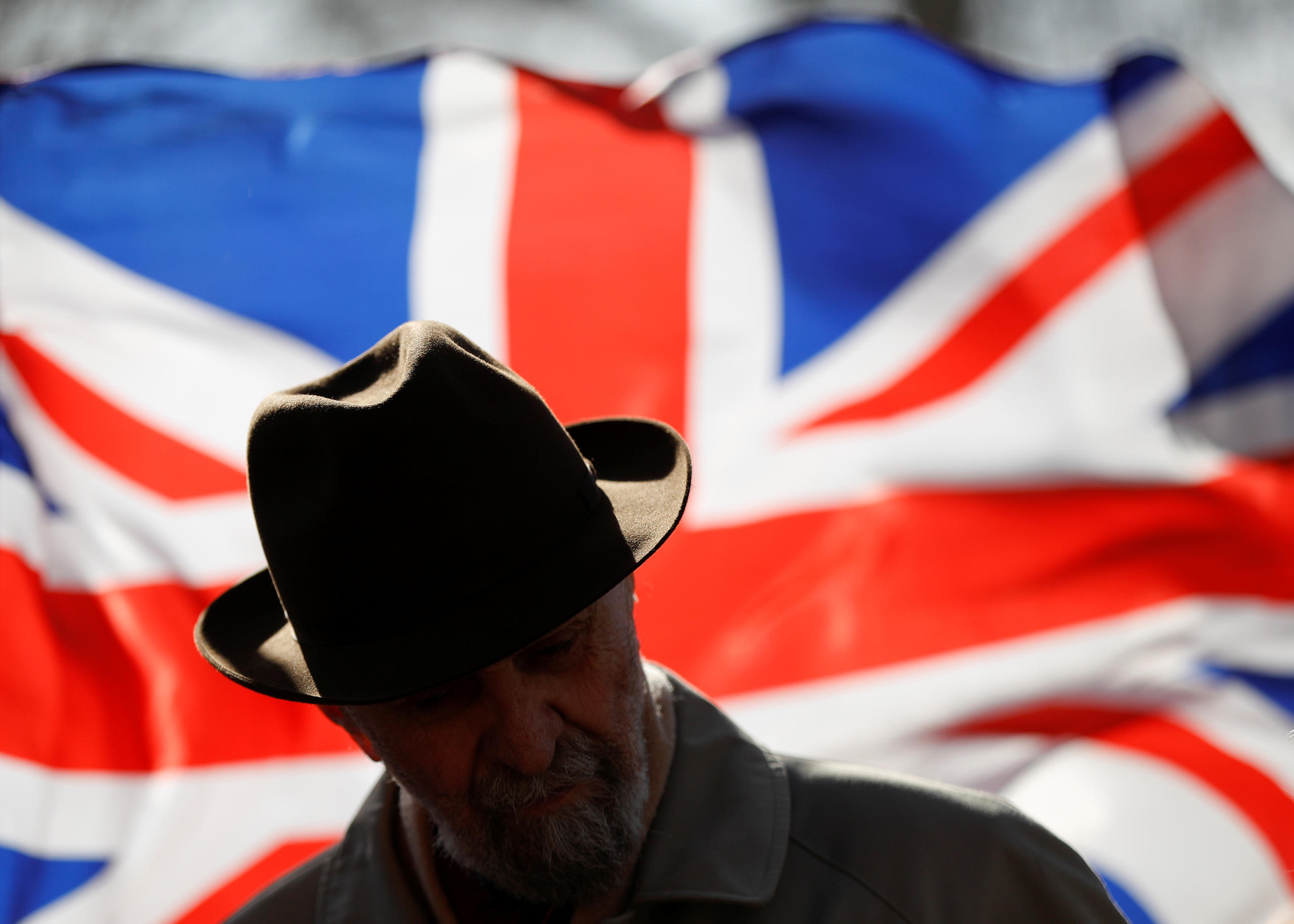 Ein Mann mit Hut vor dem Union Jack