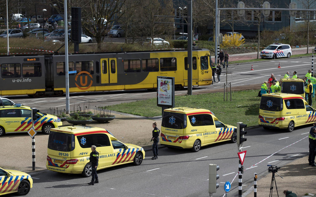 fila di ambulanze davanti a un tram