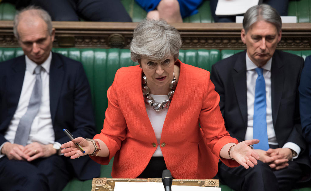 Primo piano di Theresa May che si rivogle alla Camera dei Comuni.