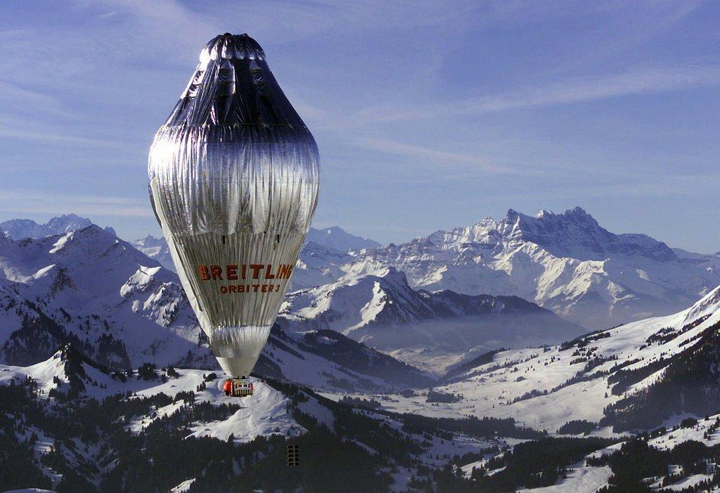 воздушный шар на фоне гор
