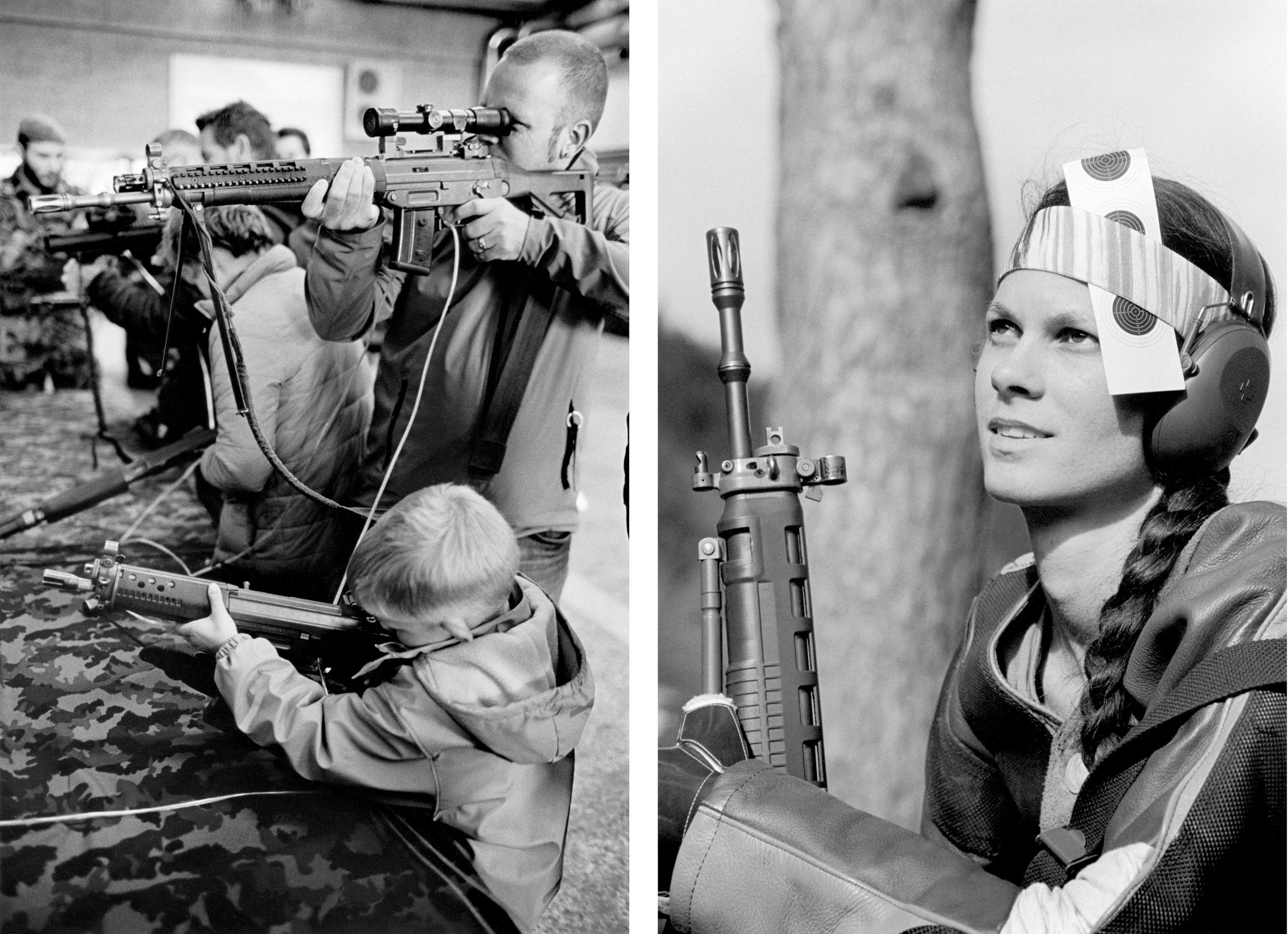 Un père et son fils essayant un fusil d assaut et une tireuse qui regarde ses résultats.