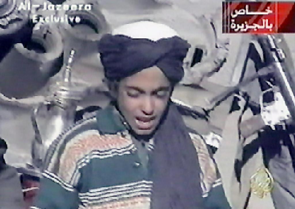 UNa delle poche foto che ritraggono Hamza Bin Laden, colta nel novembre del 2001. Lo si vede in mezzo a miliziani